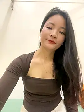 Bee Yellow00 online show from November 17, 2025, 4:38 am