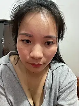 Bee Yellow00 online show from November 2, 2025, 9:25 am