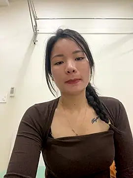 Bee Yellow00 online show from December 1, 2025, 4:24 am