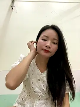 Bee Yellow00 online show from November 18, 2025, 4:38 am