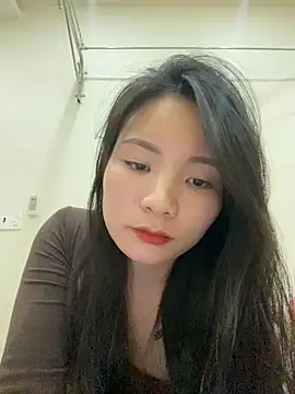 Bee Yellow00 online show from December 15, 2025, 4:40 am