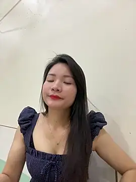 Bee Yellow00 online show from February 7, 2026, 4:42 am