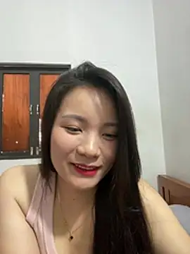 Snapshot of Bee_Yellow00 chatting on June 17, 2026, 3:50 am Bee Yellow00 online show from June 17, 2026, 3:50 am