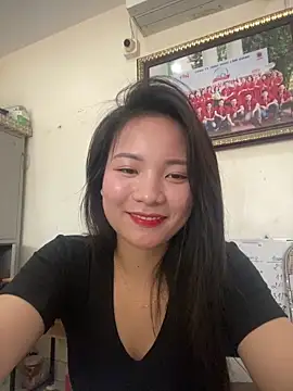 Bee Yellow00 online show from April 18, 2026, 3:20 am