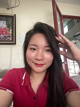 Bee Yellow00 online show from March 21, 2026, 1:18 am