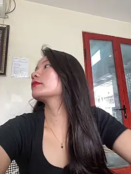 Snapshot of Bee_Yellow00 chatting on June 5, 2026, 1:32 am Bee Yellow00 online show from June 5, 2026, 1:32 am