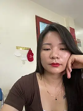 Snapshot of Bee_Yellow00 chatting on July 1, 2026, 4:24 am Bee Yellow00 online show from July 1, 2026, 4:24 am