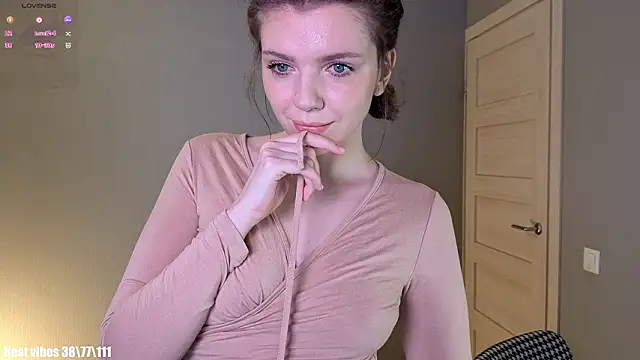 PollyRouge   online show from February 21, 2026, 9:06 pm