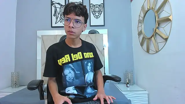 Snapshot of adams_bobby chatting on November 24, 2025, 11:32 am adams bobby online show from November 24, 2025, 11:32 am