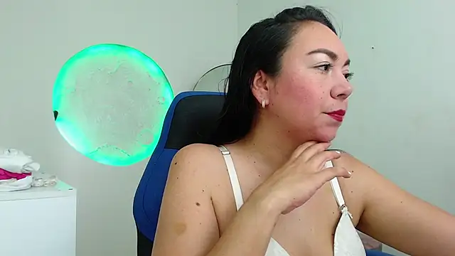 Yadis hot online show from November 5, 2025, 8:56 pm