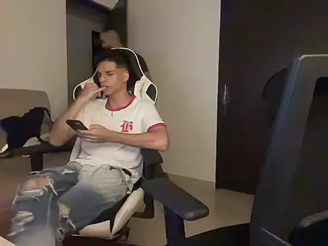 Snapshot of lionandreough chatting on November 4, 2025, 11:30 pm lionandreough online show from November 4, 2025, 11:30 pm