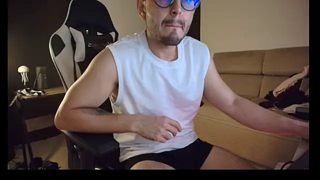 Snapshot of lionandreough chatting on October 25, 2025, 12:10 am lionandreough online show from October 25, 2025, 12:10 am