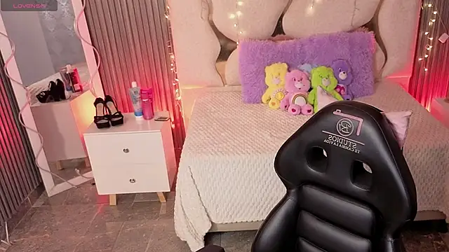 MAIILY TAY online show from February 7, 2026, 11:51 am