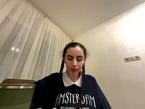  my Khaleesi  online show from November 4, 2025, 4:33 pm