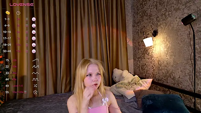 Snapshot of VivieSunn chatting on November 9, 2025, 9:35 am VivieSunn online show from November 9, 2025, 9:35 am