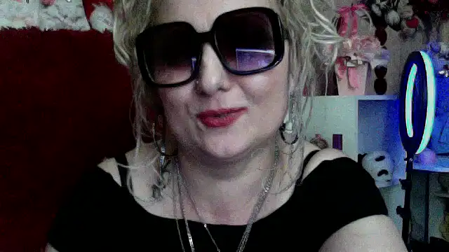 xHot Amazonq online show from April 1, 2026, 8:50 pm