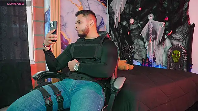 Snapshot of Tiler_wolker chatting on October 31, 2025, 7:54 pm Tiler wolker online show from October 31, 2025, 7:54 pm