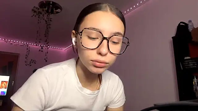 LilithFlamey online show from December 18, 2025, 2:32 pm