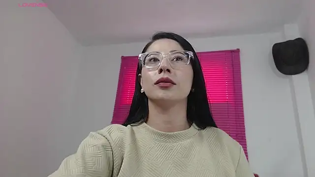 Emma Hotkiss online show from April 15, 2026, 7:40 pm