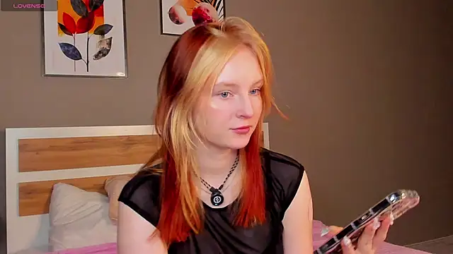 AngelWisee online show from June 15, 2026, 2:56 am