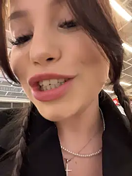 Snapshot of Kissy_Moon chatting on November 9, 2025, 3:05 pm Kissy Moon online show from November 9, 2025, 3:05 pm