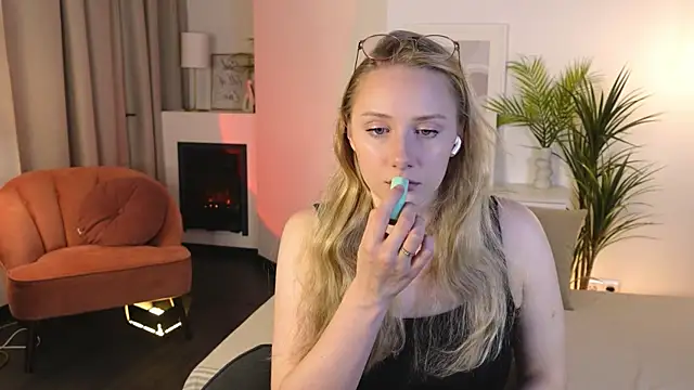 Liana Ln online show from November 12, 2025, 3:10 am