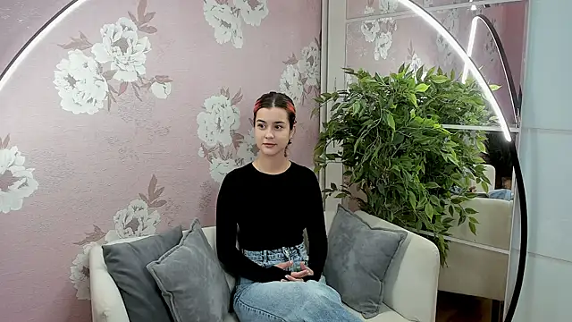 Snapshot of SharieTenuta chatting on November 3, 2025, 9:35 am SharieTenuta online show from November 3, 2025, 9:35 am