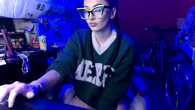 DaniDoodles420 online show from November 17, 2025, 11:31 pm