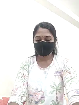 Green LaDY66 online show from November 28, 2025, 4:12 am