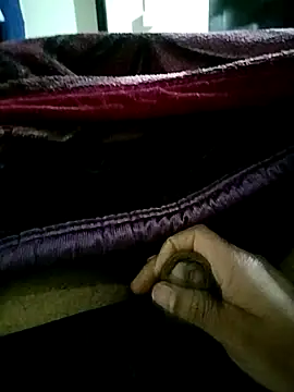 female hunterr online show from December 14, 2025, 6:46 pm