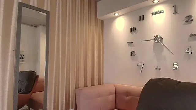 KamyGlam online show from April 15, 2026, 8:09 pm