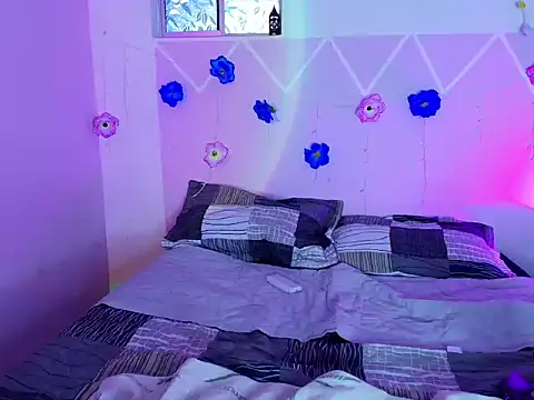 Aprilsweet2005 online show from April 13, 2026, 1:48 pm