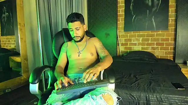 Snapshot of OwenScott chatting on November 1, 2025, 5:03 am OwenScott online show from November 1, 2025, 5:03 am