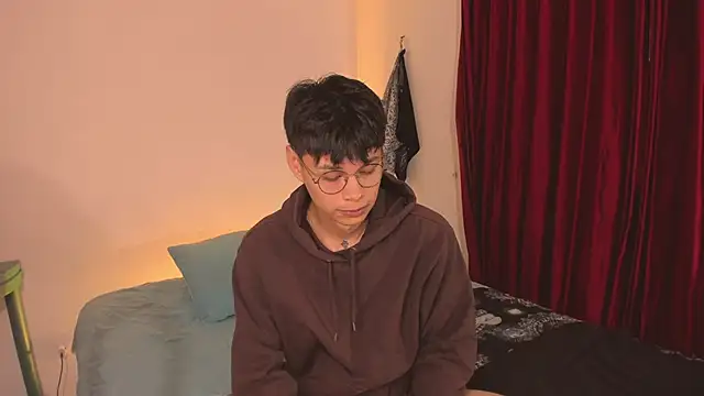 estmonnn online show from November 7, 2025, 12:04 am