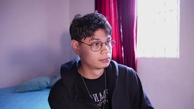 Snapshot of estmonnn chatting on February 3, 2026, 10:04 pm estmonnn online show from February 3, 2026, 10:04 pm