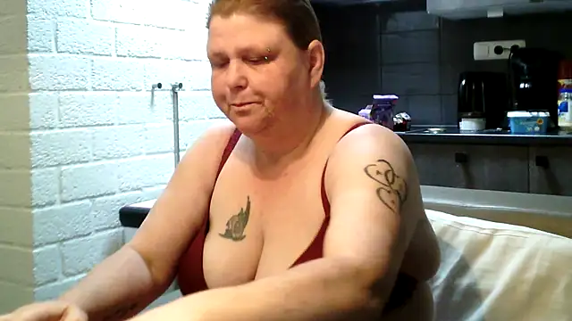 Snapshot of Sylviastar46 chatting on May 2, 2026, 8:52 am Sylviastar46 online show from May 2, 2026, 8:52 am