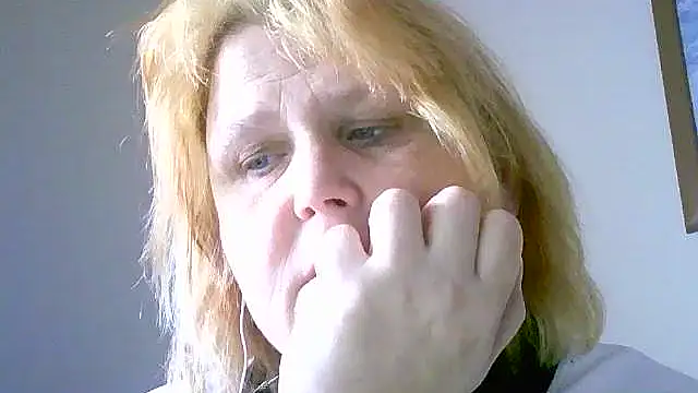 Snapshot of Sylviastar46 chatting on November 17, 2025, 9:35 am Sylviastar46 online show from November 17, 2025, 9:35 am