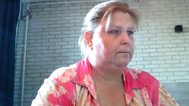 Snapshot of Sylviastar46 chatting on April 24, 2026, 5:31 am Sylviastar46 online show from April 24, 2026, 5:31 am