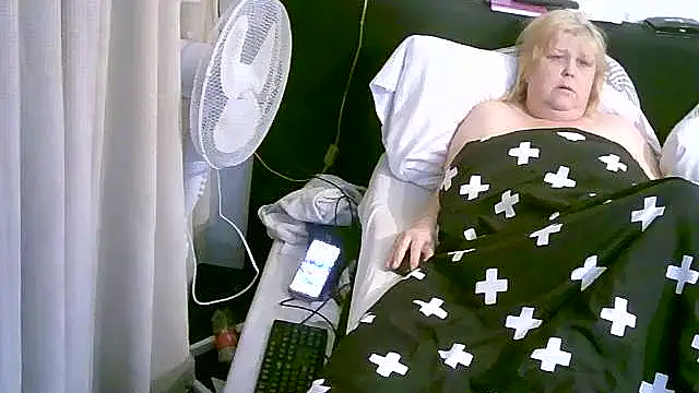 Snapshot of Sylviastar46 chatting on November 19, 2025, 8:42 pm Sylviastar46 online show from November 19, 2025, 8:42 pm