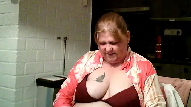 Snapshot of Sylviastar46 chatting on May 9, 2026, 7:39 pm Sylviastar46 online show from May 9, 2026, 7:39 pm
