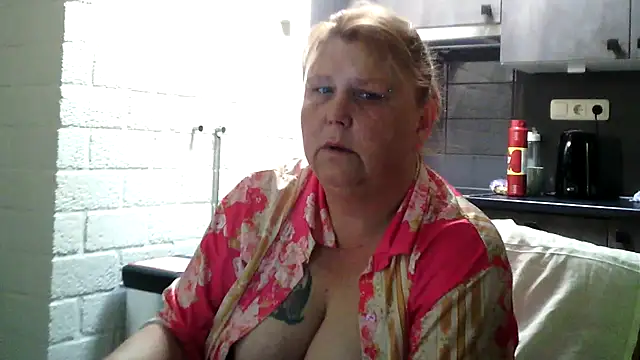 Snapshot of Sylviastar46 chatting on May 10, 2026, 9:13 am Sylviastar46 online show from May 10, 2026, 9:13 am