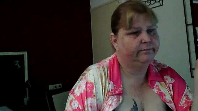 Snapshot of Sylviastar46 chatting on May 19, 2026, 8:10 am Sylviastar46 online show from May 19, 2026, 8:10 am