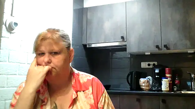 Snapshot of Sylviastar46 chatting on April 29, 2026, 8:07 am Sylviastar46 online show from April 29, 2026, 8:07 am