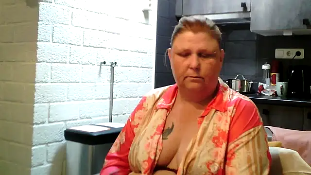 Snapshot of Sylviastar46 chatting on May 8, 2026, 2:10 pm Sylviastar46 online show from May 8, 2026, 2:10 pm