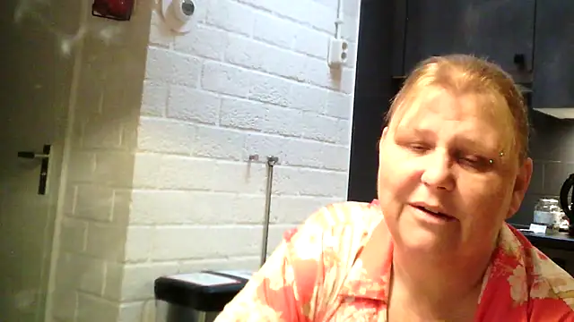 Snapshot of Sylviastar46 chatting on May 6, 2026, 5:55 am Sylviastar46 online show from May 6, 2026, 5:55 am