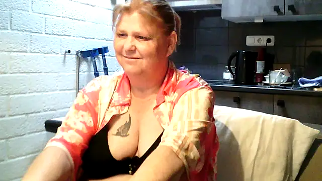 Snapshot of Sylviastar46 chatting on May 7, 2026, 7:23 am Sylviastar46 online show from May 7, 2026, 7:23 am