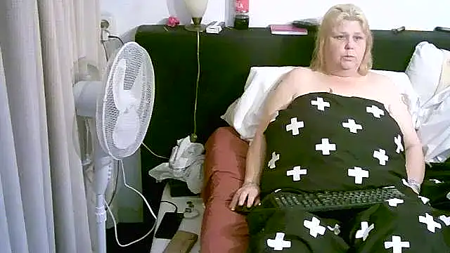 Snapshot of Sylviastar46 chatting on November 21, 2025, 9:03 pm Sylviastar46 online show from November 21, 2025, 9:03 pm