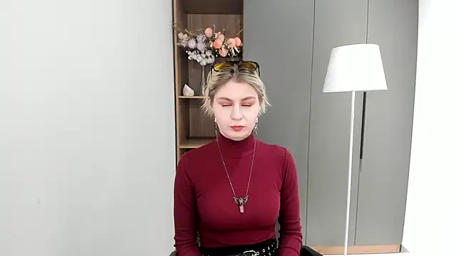 ShaunnaMachacek online show from November 1, 2025, 5:36 am