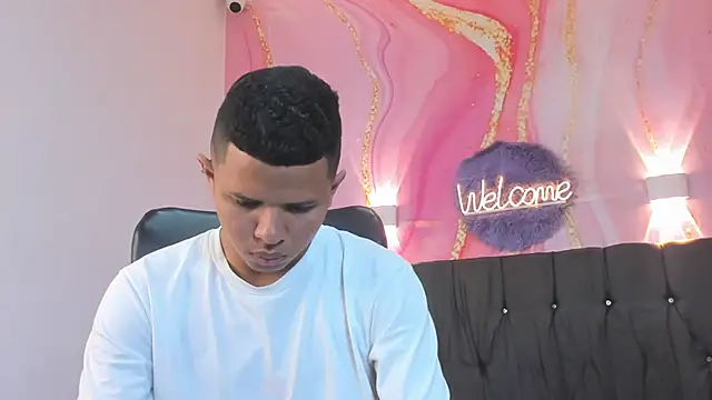 Steven19 LatinBoy online show from November 25, 2025, 11:54 am