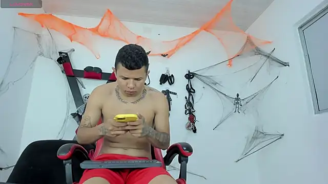 Steven19 LatinBoy online show from October 31, 2025, 12:02 pm